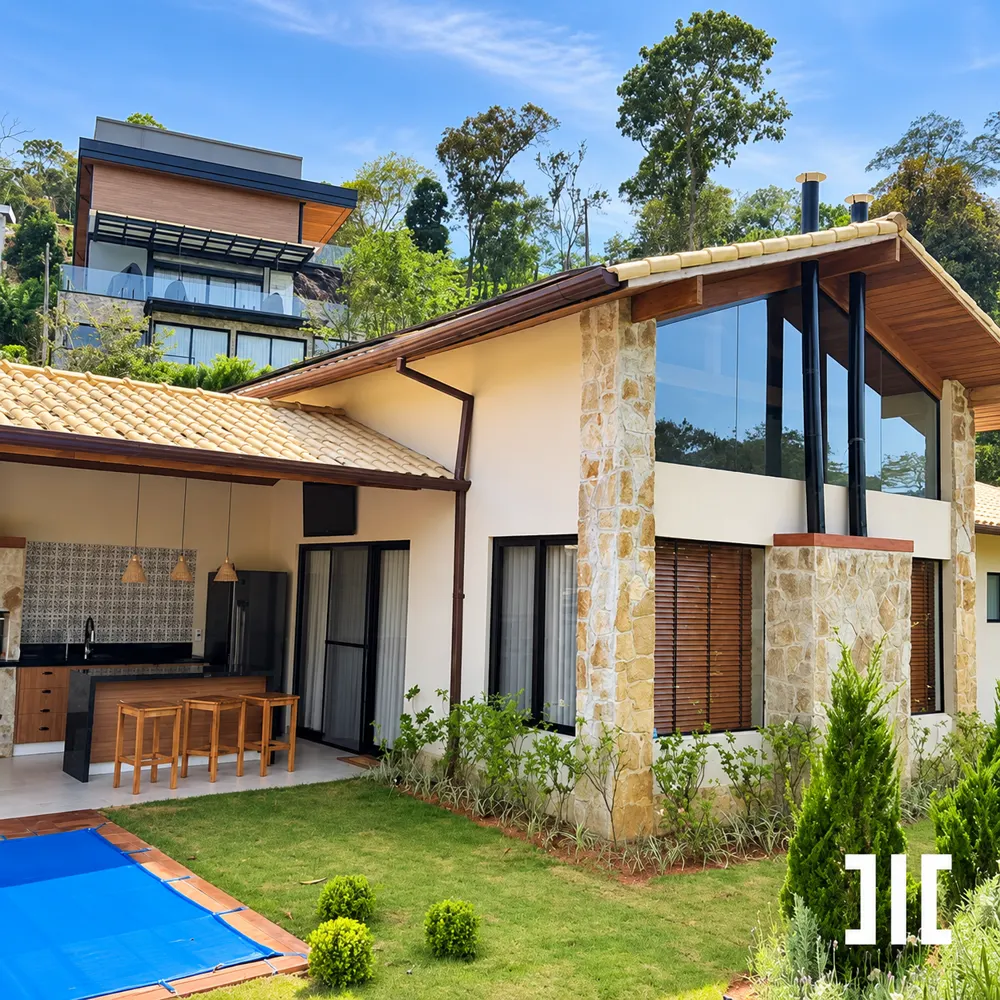Casa com fachada de pedra, grandes panos de vidro e jardim com piscina